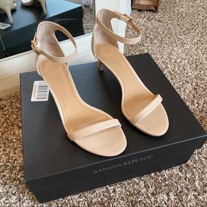 NWOT Banana Republic Bare Kitten Heels in Nude